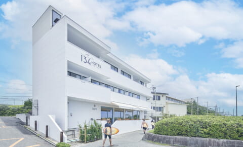 〈JWOOD使用現場〉<br />
 カフェ＆ホテル＆サーフショップ