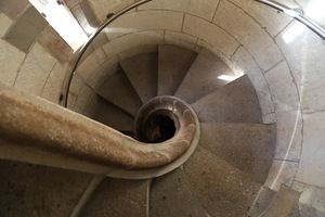 古代のコンクリートでできた螺旋階段