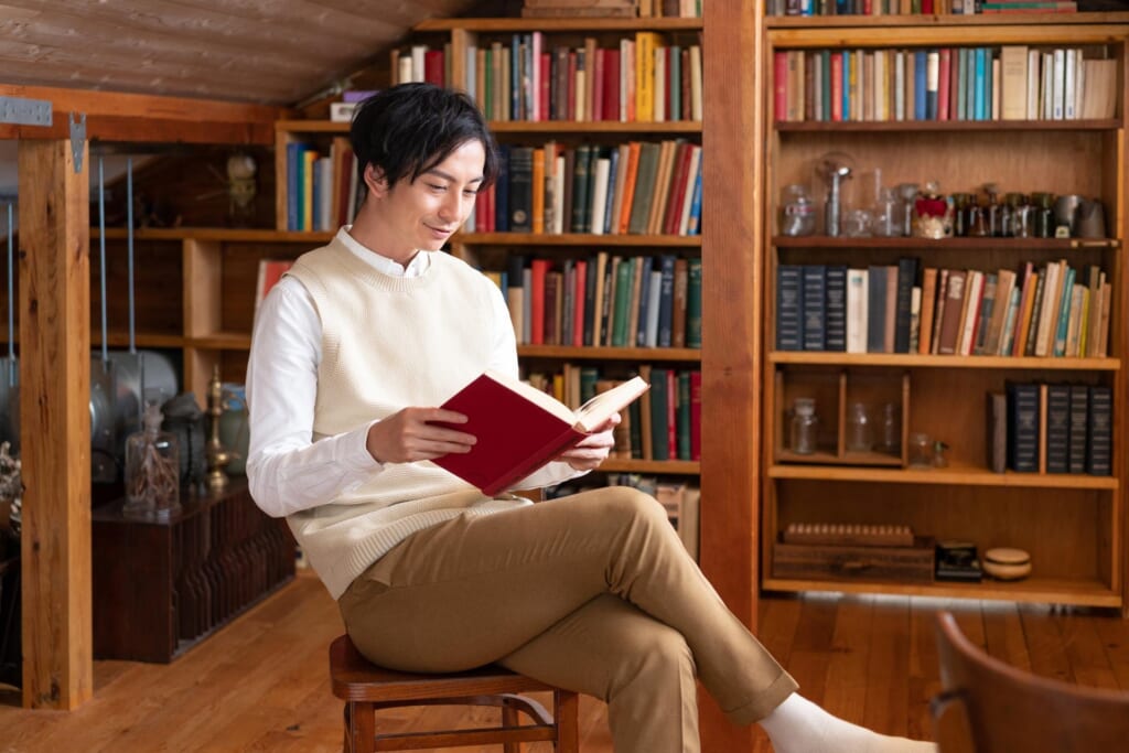 読書する男性