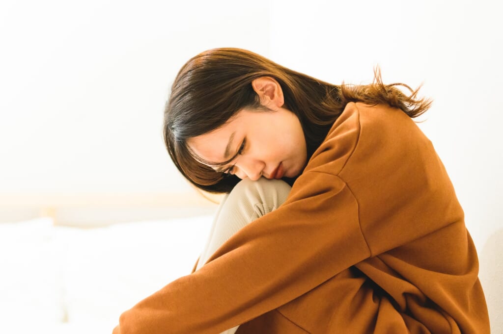落ち込む女性