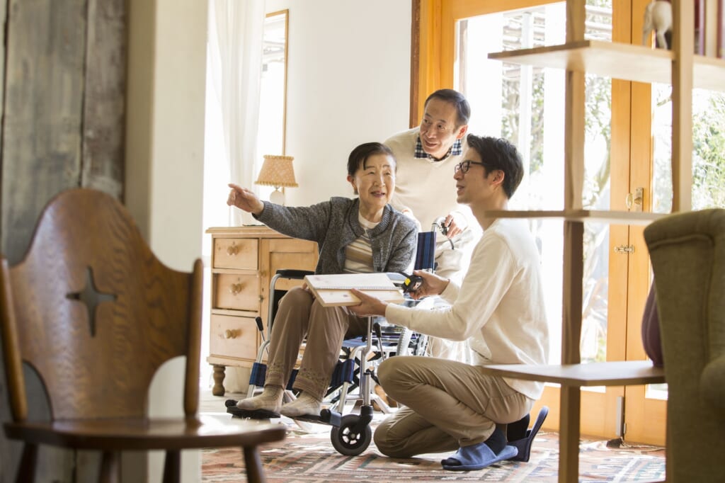 何かを相談する男性と車椅子にのる女性