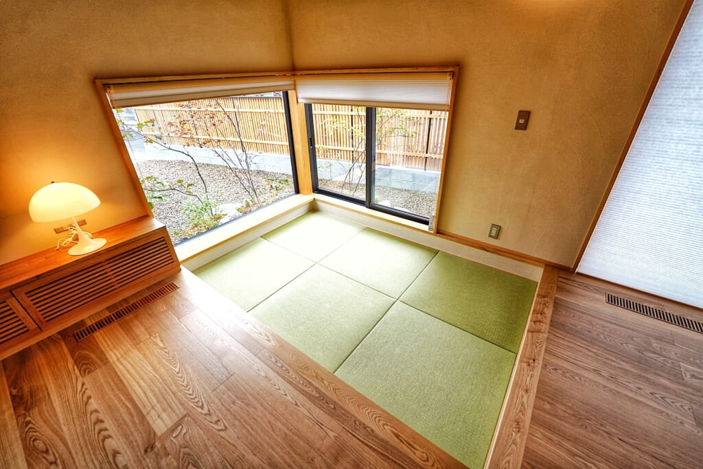 窓から採光がとれる部屋の一角に施工された畳