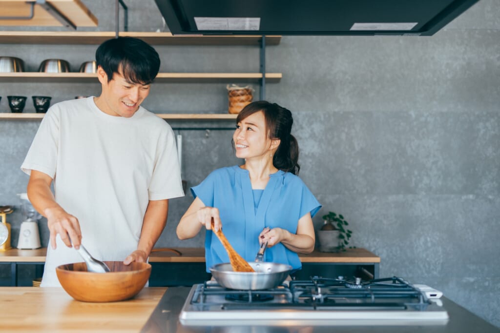 夫婦で一緒に料理をする様子