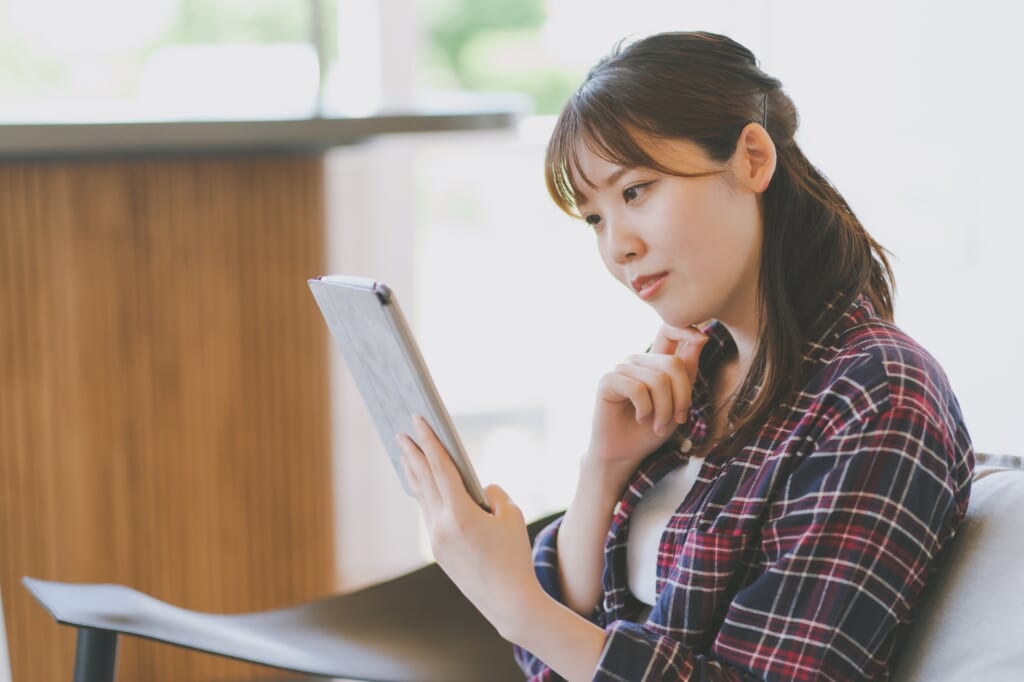 メモを見ながら思案する女性