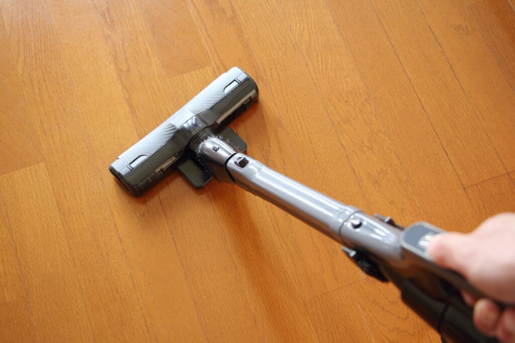 掃除機が走るフローリング