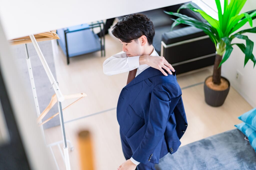 紺色のスーツを着る男性