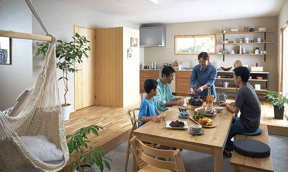 土間にテーブルを置いたダイニングキッチン