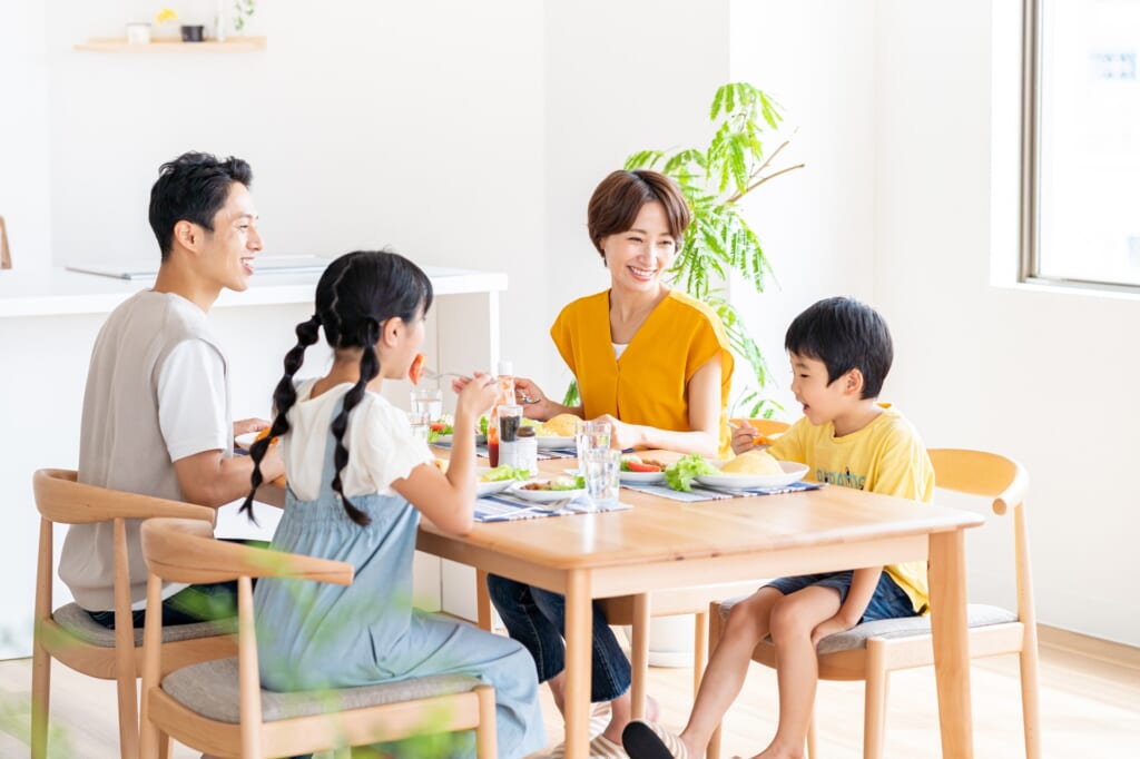 家族での食事風景