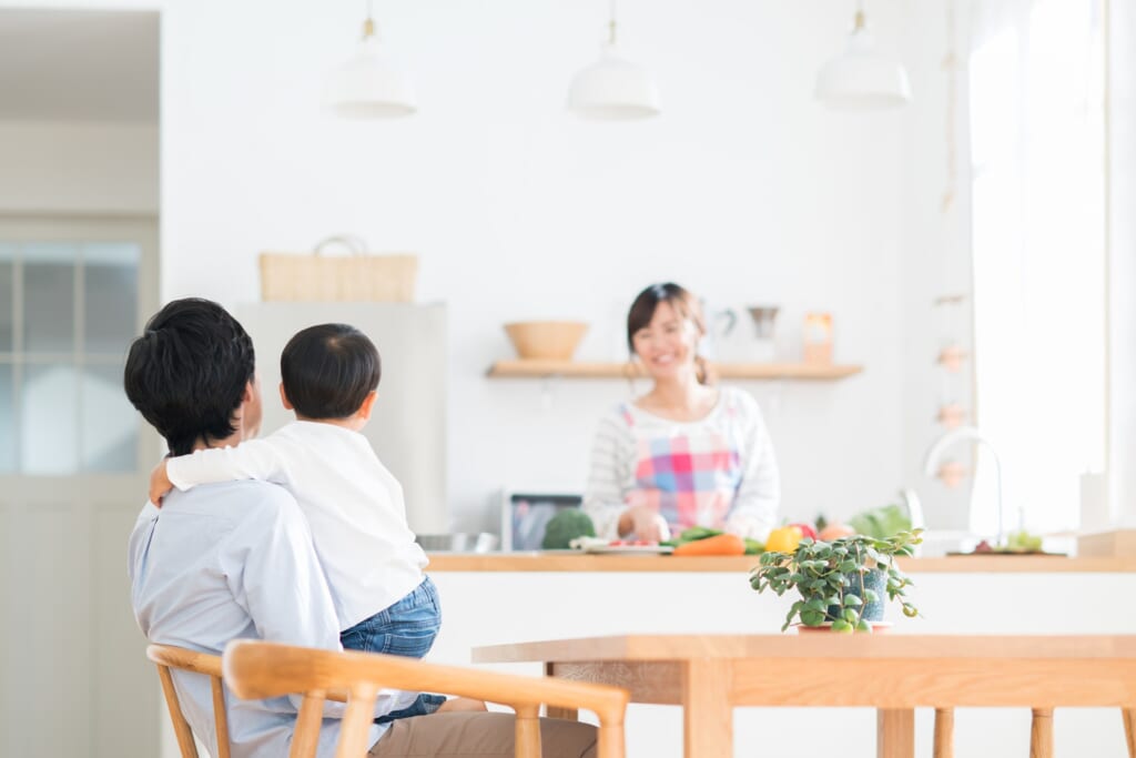 対面型キッチン越しに談笑する親子