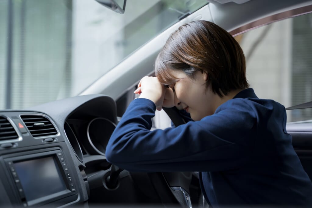 社内で突っ伏する女性