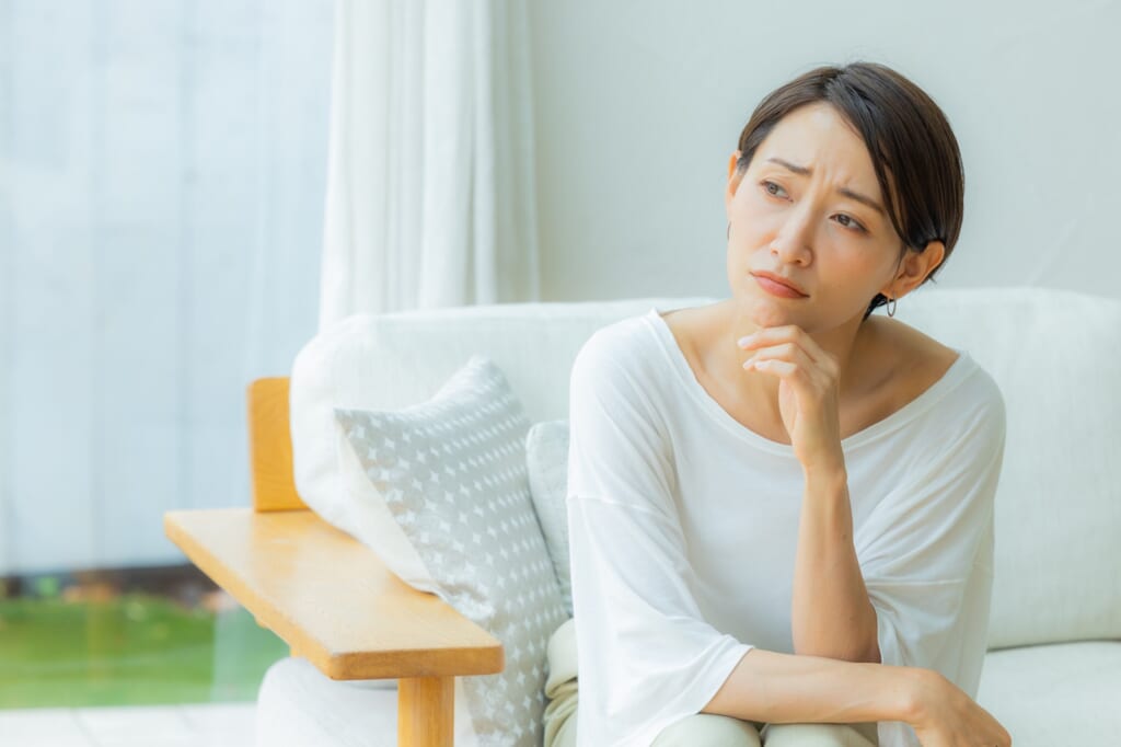 考え込む女性