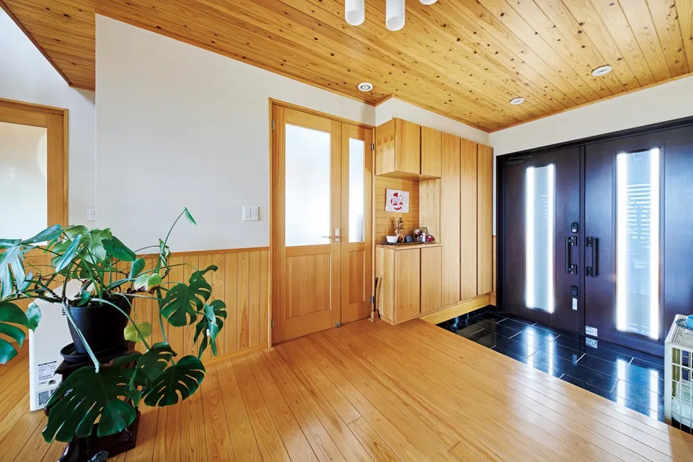 木の表情一色の住まい