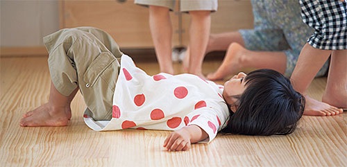 床で遊ぶ子供