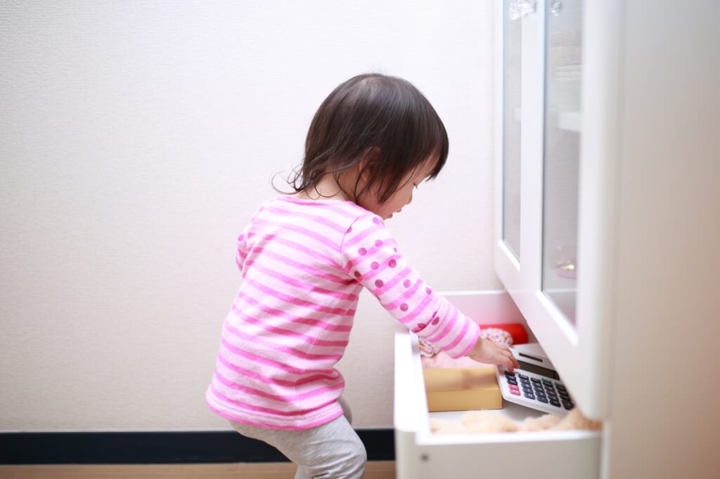 電卓を取り出す子供