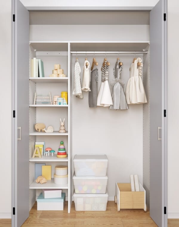 子供服やおもちゃを収納したクローゼット