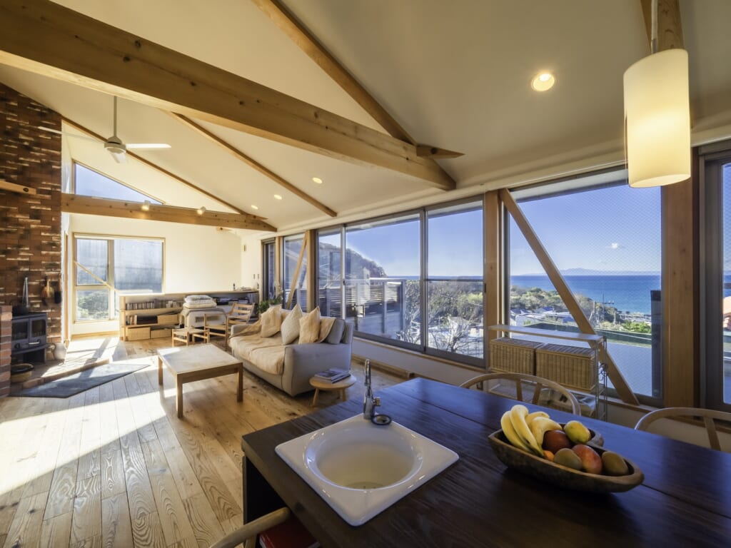 勾配のある天井と、窓から見える景色