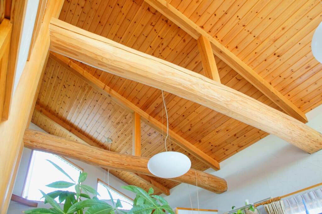 大きな梁と勾配天井