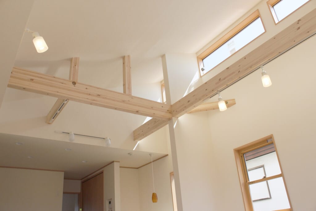 モダンな斜め天井