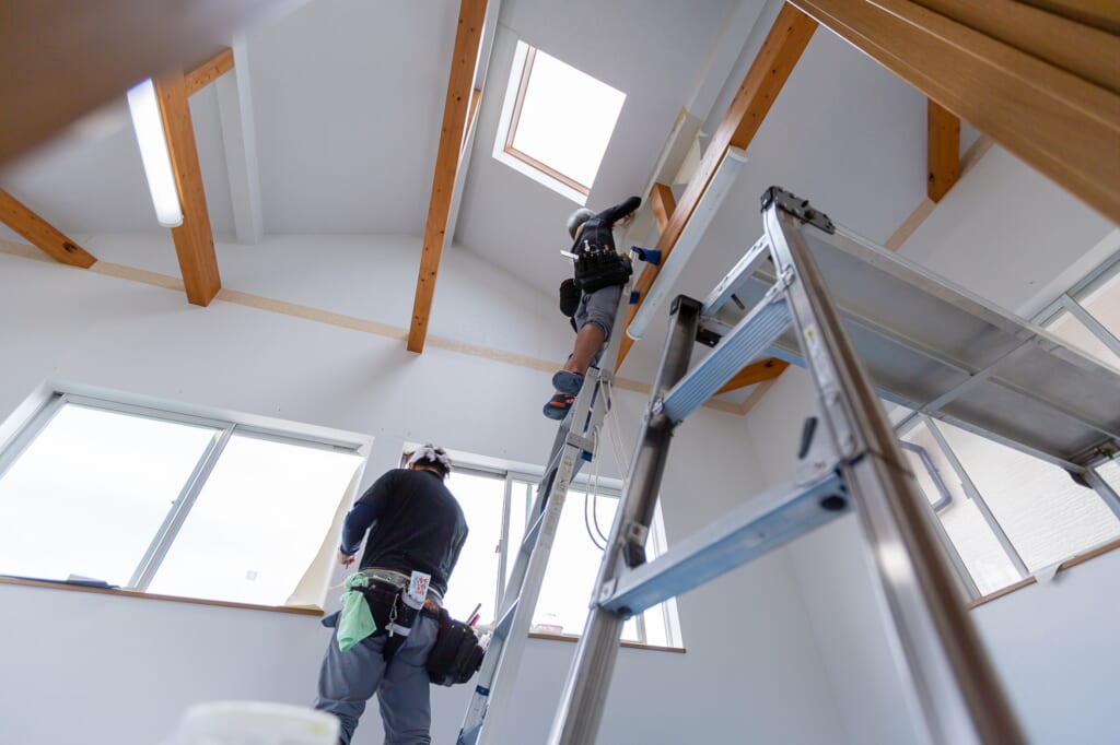 建設中の勾配屋根