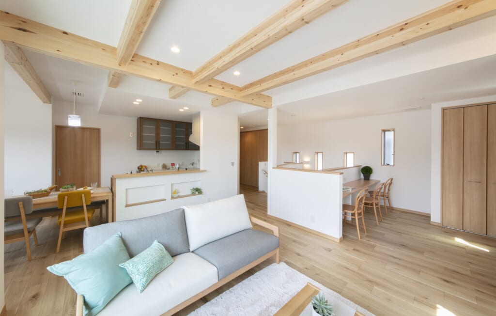 梁が見える内装