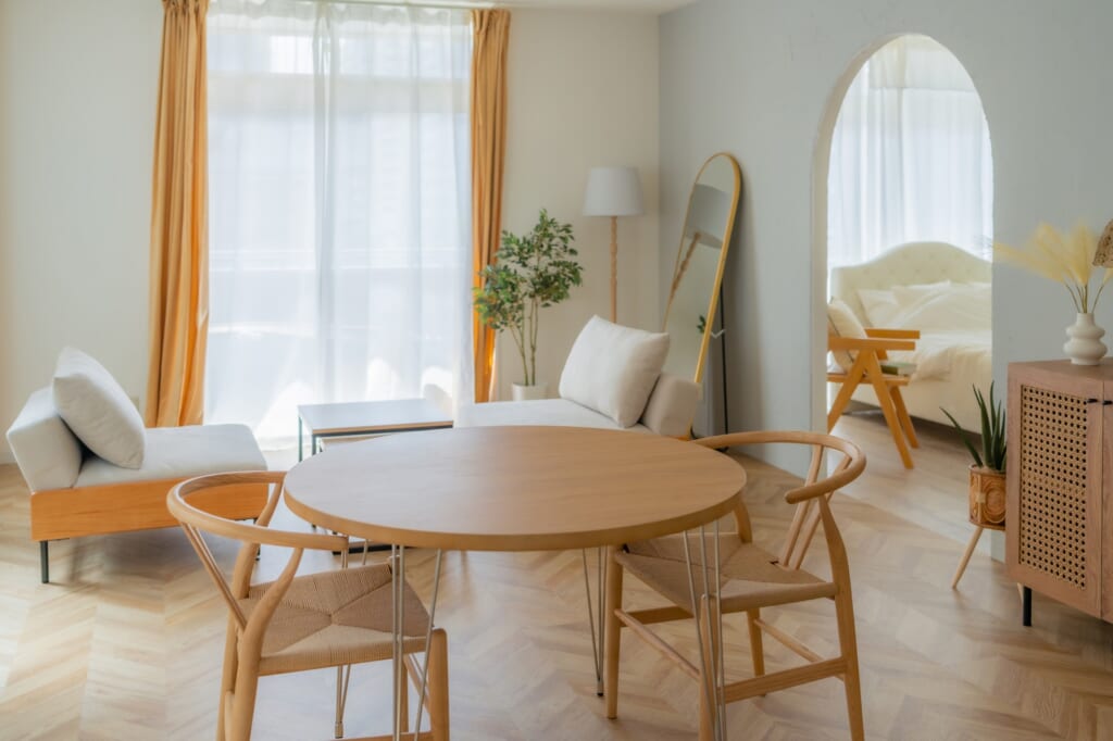 丸いダイニングテーブルと明るいリビング