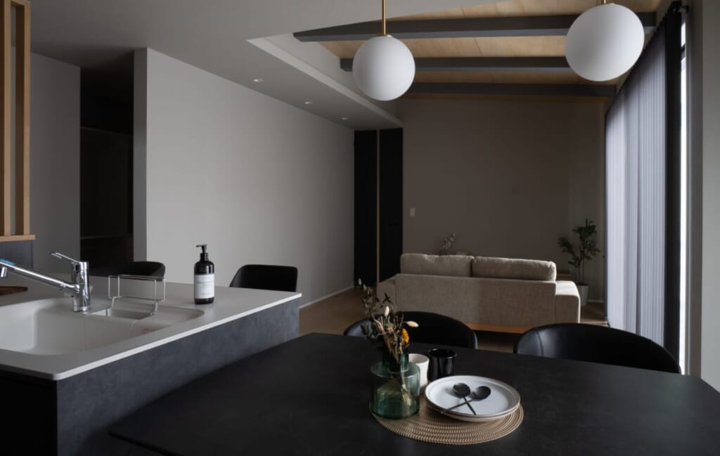 日本の木のやわらかさと、黒の包容力を感じて暮らす