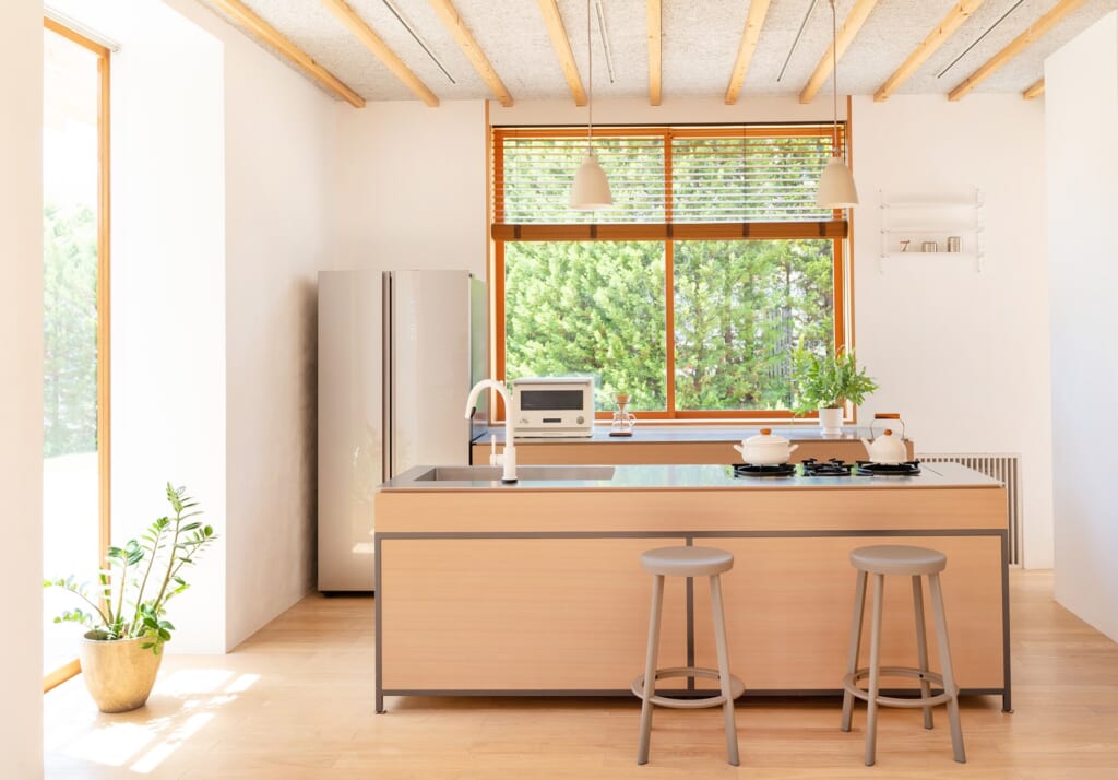 明るいアイランドキッチン