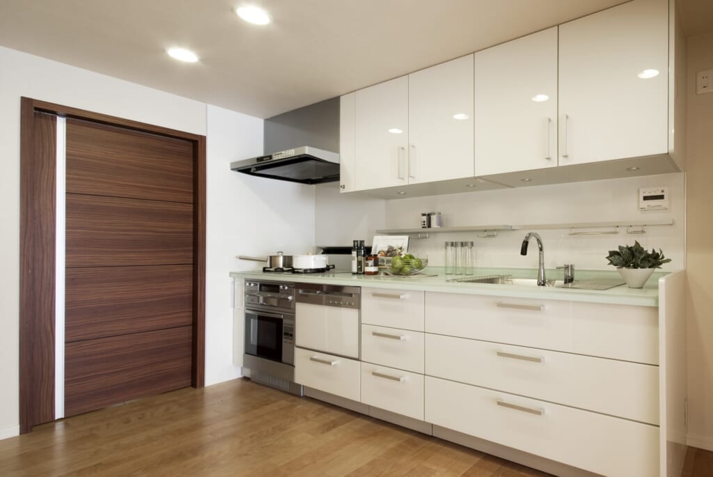 I型キッチンと幅が広い引き戸