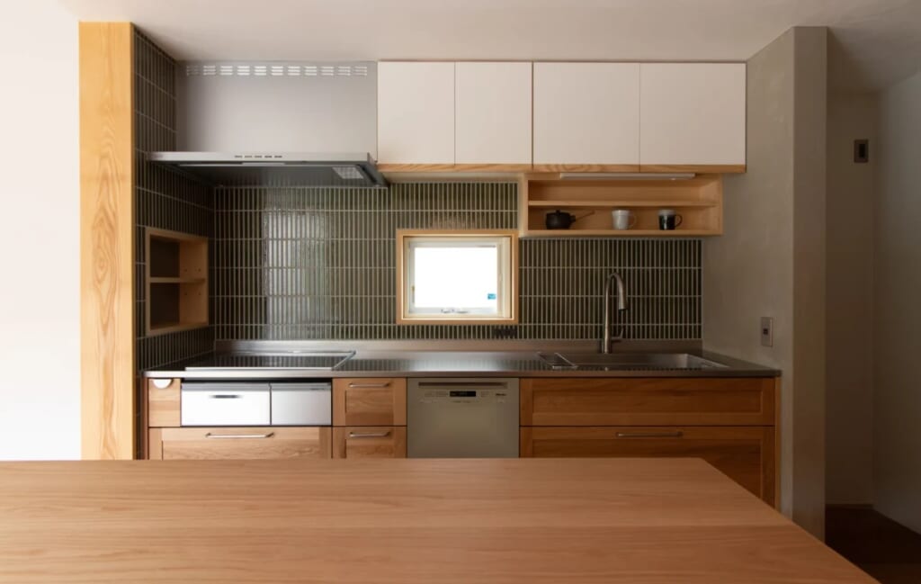 光が彩る木の空間