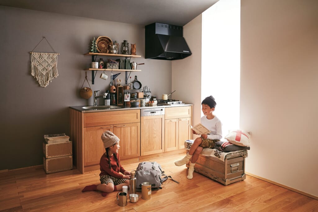 キッチンの前で楽しそうに笑う子供たち