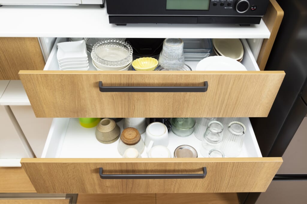 カップボード内に収納された皿やカップ類