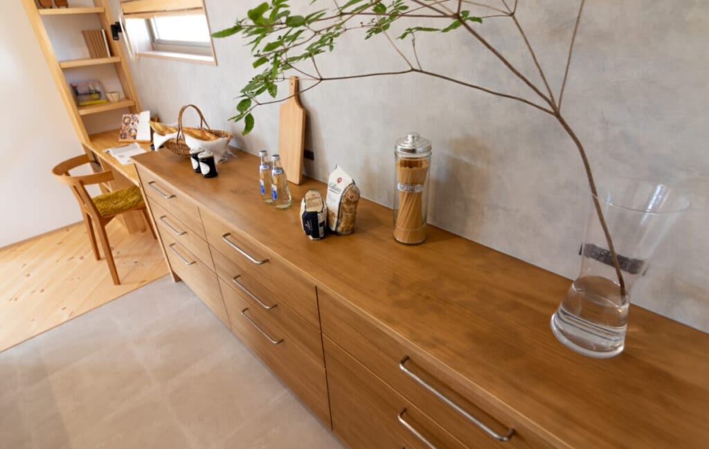 木のぬくもりと対面キッチンが心地よい家 