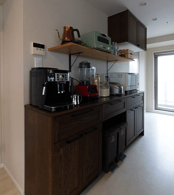 白に包まれた空間に、静かに深みを添える