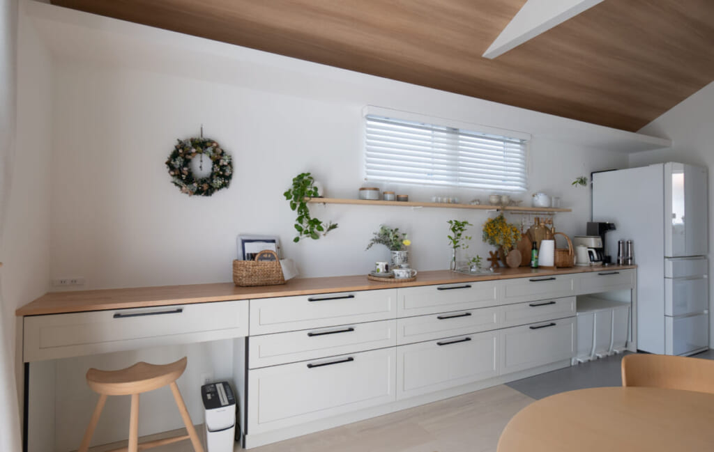 白を基調とした作業スペースつきのカップボード