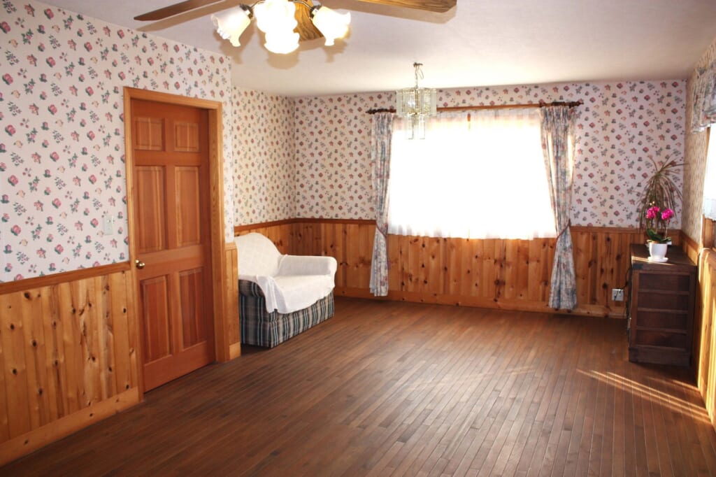 木の腰壁が施工された部屋