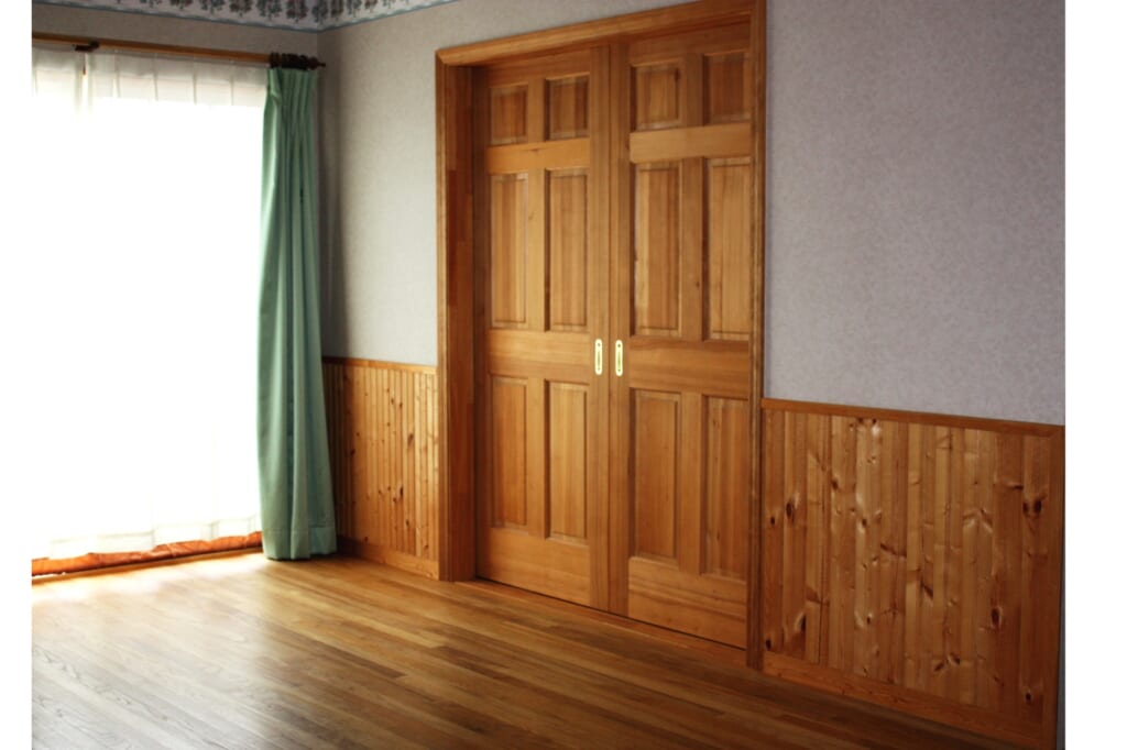 腰壁が施工された明るい部屋