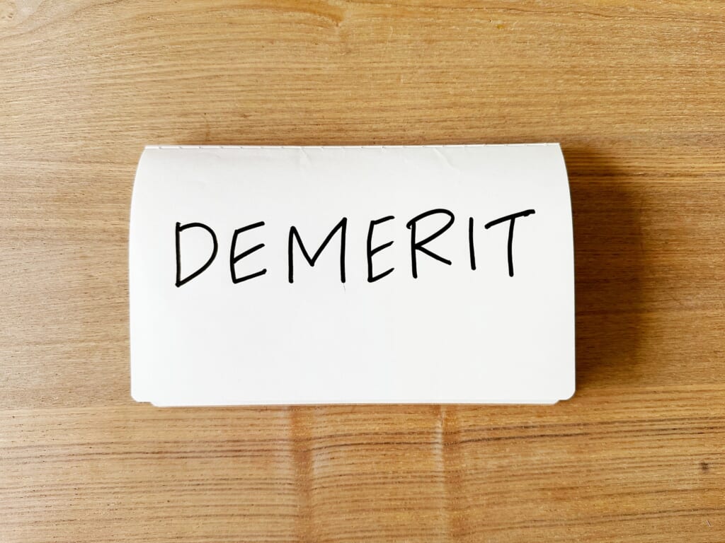 デメリットと書かれた画用紙