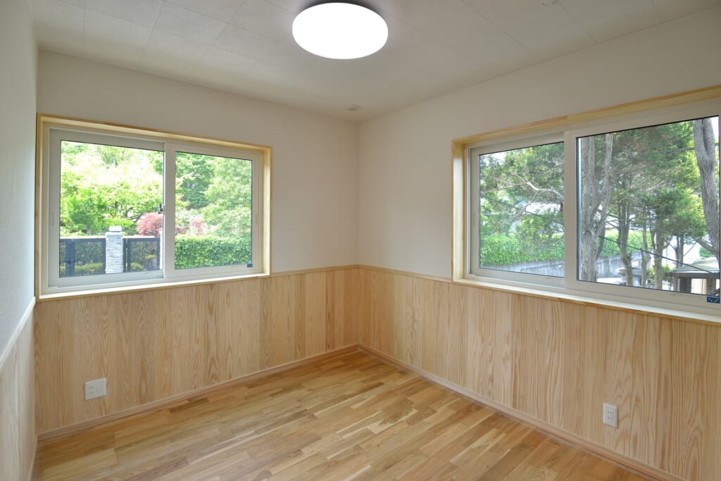 腰壁が施工され、緑が見える部屋