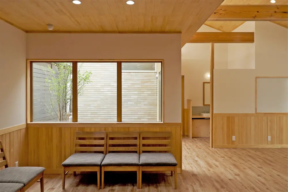 腰壁が施工された待合室