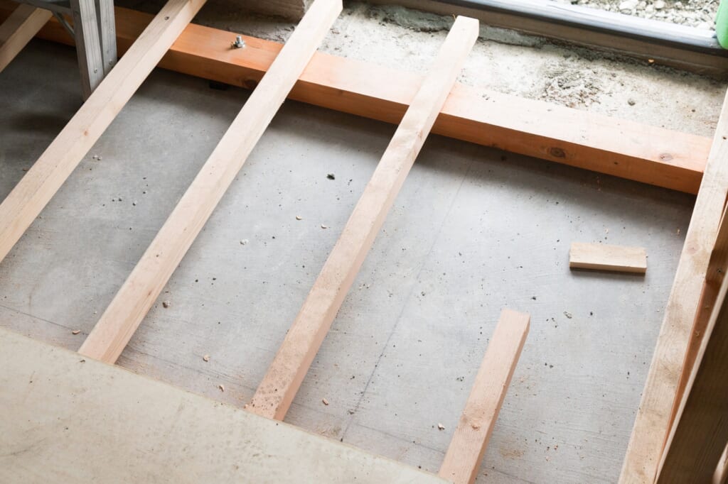 コンクリート基礎の上に置かれた根太