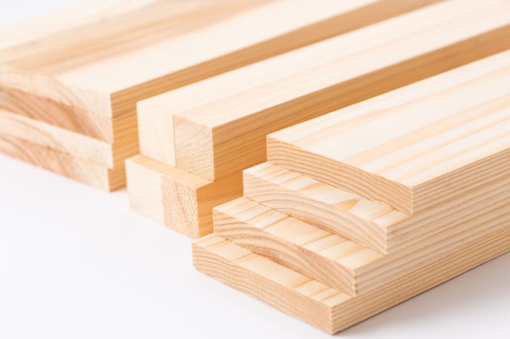 積み重ねられた角材