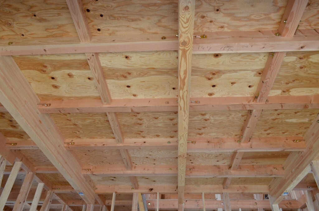 根太や梁で組まれた床下/天井の構造