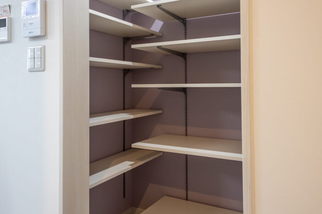 壁に設置された棚板