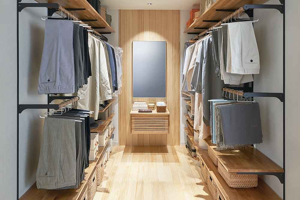 壁に棚板やハンガーパイプを設置したWIC