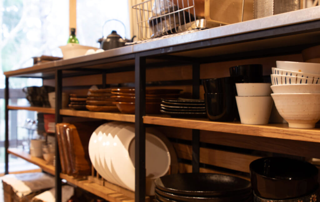 フレームキッチンにきれいに納まった食器