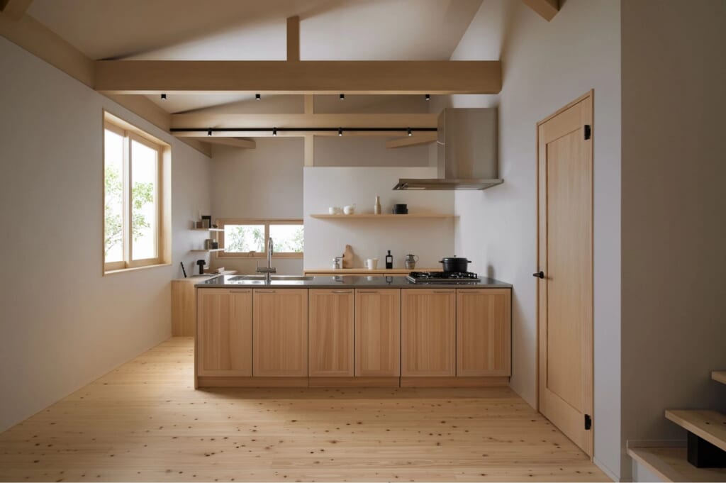 大きな窓から光が入る無垢の木のキッチン