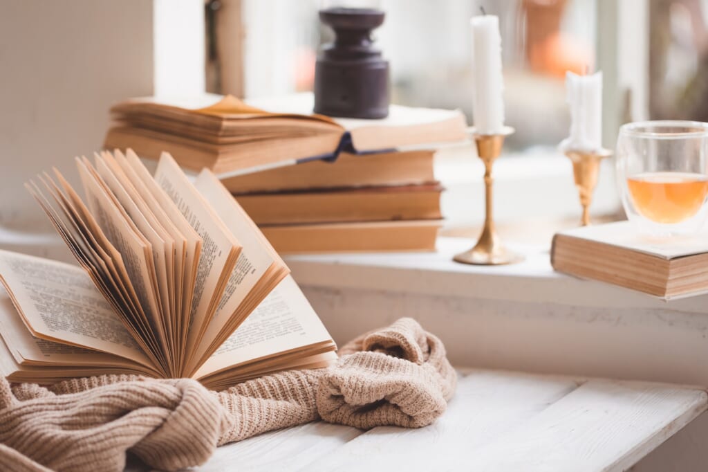 温かく心地よいヒュッゲ（居心地の良さ）を表現した光景