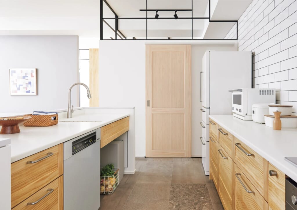 木で作られたキッチンと建具