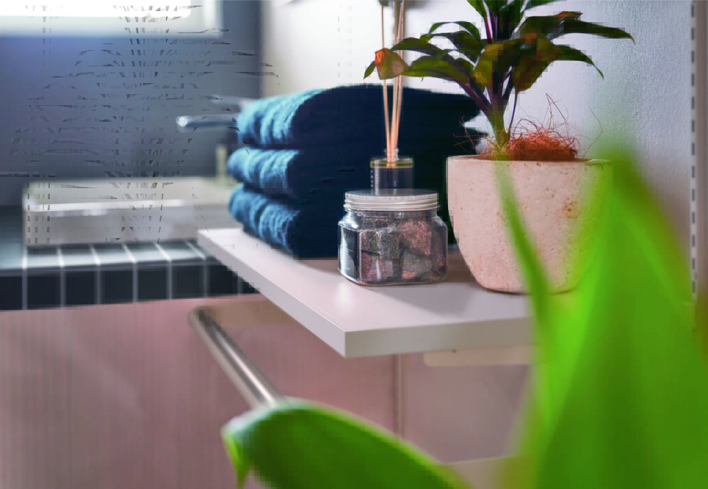 洗面台近くの収納棚