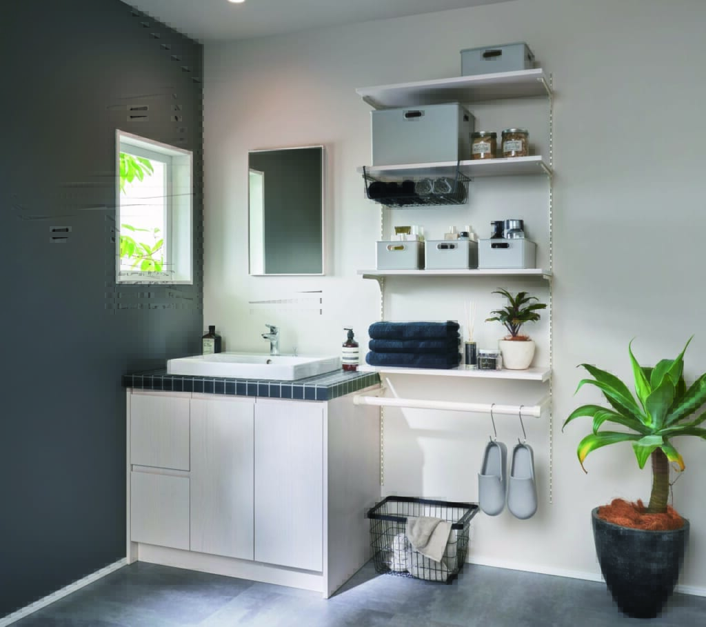 ナチュラルモダンな洗面台、リネン庫